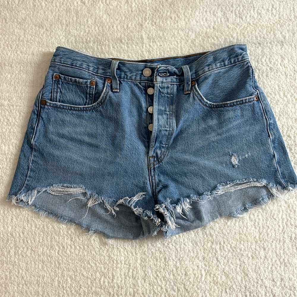 Levi’s 501 Denim Short SIZE 28 color: medium wash